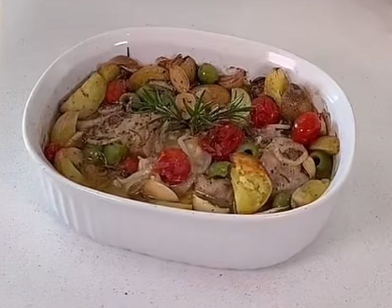 Ovenschoteltje met Kip, tomaten, aardappeltjes en witte wijn